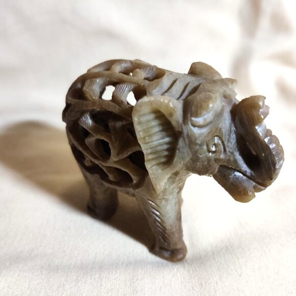 Indian Soapstone Elephant with Baby Hand-Carved Steatite Figurine SHIPS FREE - Picture 3 of 5